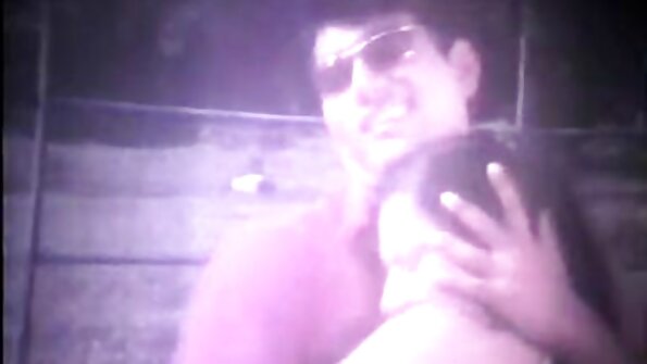 Drăguț Femeie din sex gallery tube Asia în șosete negre pune picioarele în fața webcam și mângâie pasarica ei cu un masaj