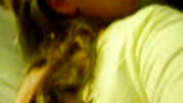 Seful linge Secretara Pasarica cu sosete si se fute in biroul lui video sex beach