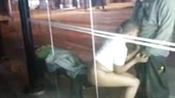Blonda, care are o sex retro video figură subțire, a invitat-o pe prietena ei într-o partidă în trei cu un vecin