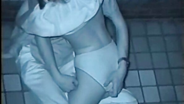 Subțire tipa răspândit picioarele ei și a împins solo sex hd două dildo-uri mari în vagin, la o dată