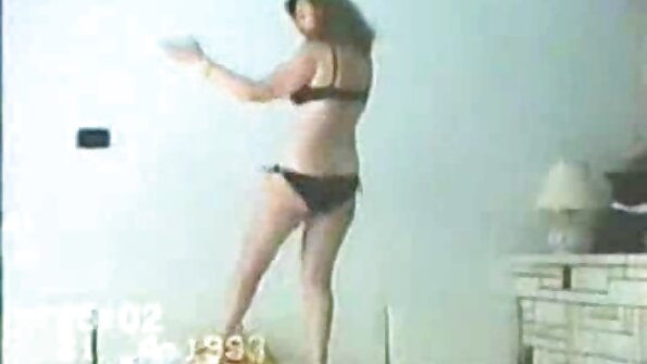 Cur mare balerina stă pe podea și dă lovitură profundă pentru partenerul de dans mom pornp