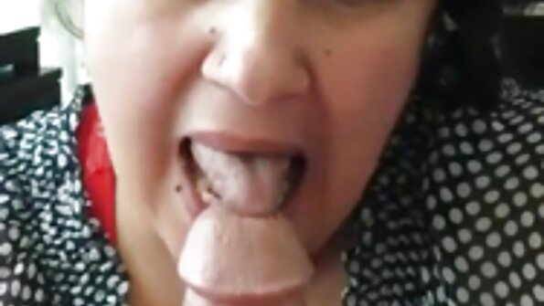 O femeie luxuriantă îi place să-și pună pieptul sex money tube sub un os fierbinte