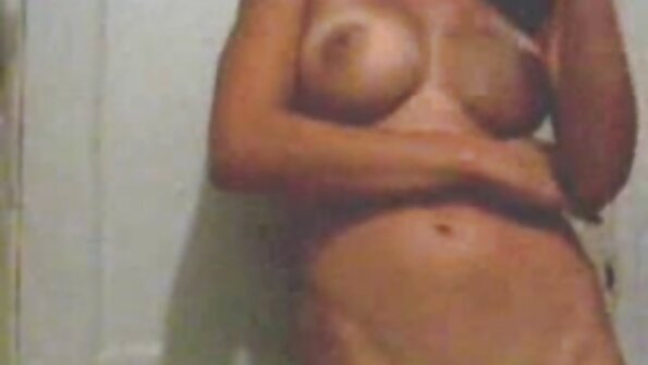Rahatul înjunghie anusul prietenei cu un deget teșit și își trage golul genital în falus webcam sex movies
