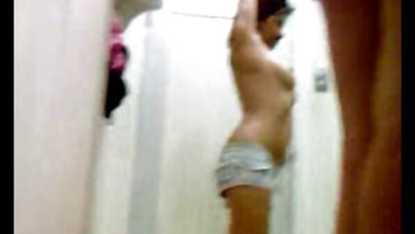 Pieptoase pui în pprnosex toaletă publică se masturbeaza