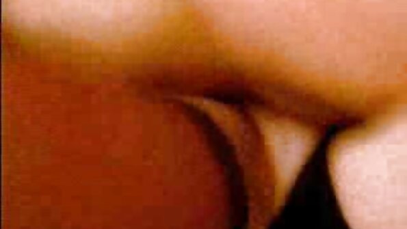 Curva ia de pe chilotii ei porno video 2016 si se raspandeste labiile ei pe o pătură portocalie în curte