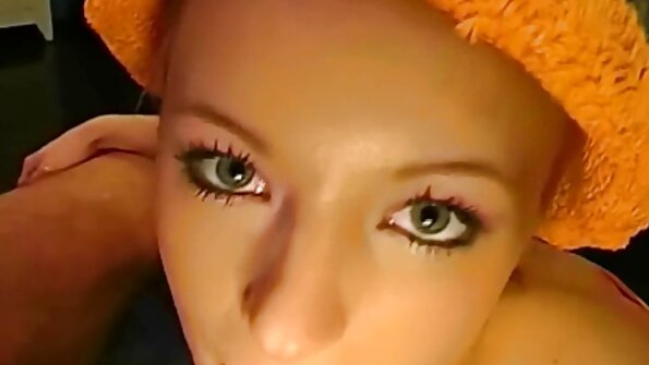 O video sex hub tânără într-o perucă gri a stat în poziție și a luat cocoșul iubitului ei în fund