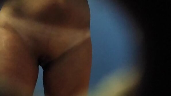 Shmara în mănuși de sexy sport video latex adaugă borcan de ulei între sânii mari