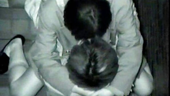 O femeie adultă sa așezat pe fața bărbatului cu părul lung și solo mom sex și-a mângâiat cadrul