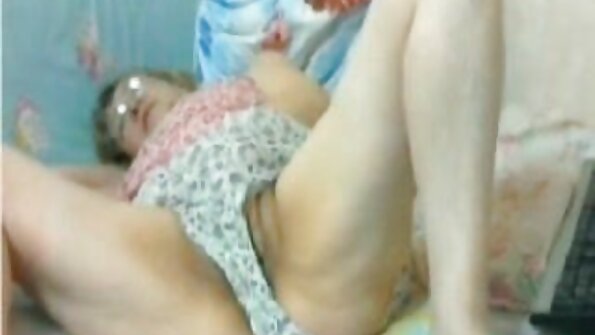 O sex sexi femeie căsătorită în 40 de ani cu un obicei de celulită călărește un vibrator uriaș pe o manda