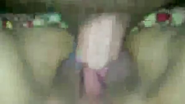 Latina șosete negre fac gimnastică și lins pasarica ei pe o erotik vidio canapea de piele